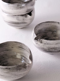 Handmade Ceramic Matcha Bowl with Brushstroke Glaze - Modern Minimalist Design, 500ml