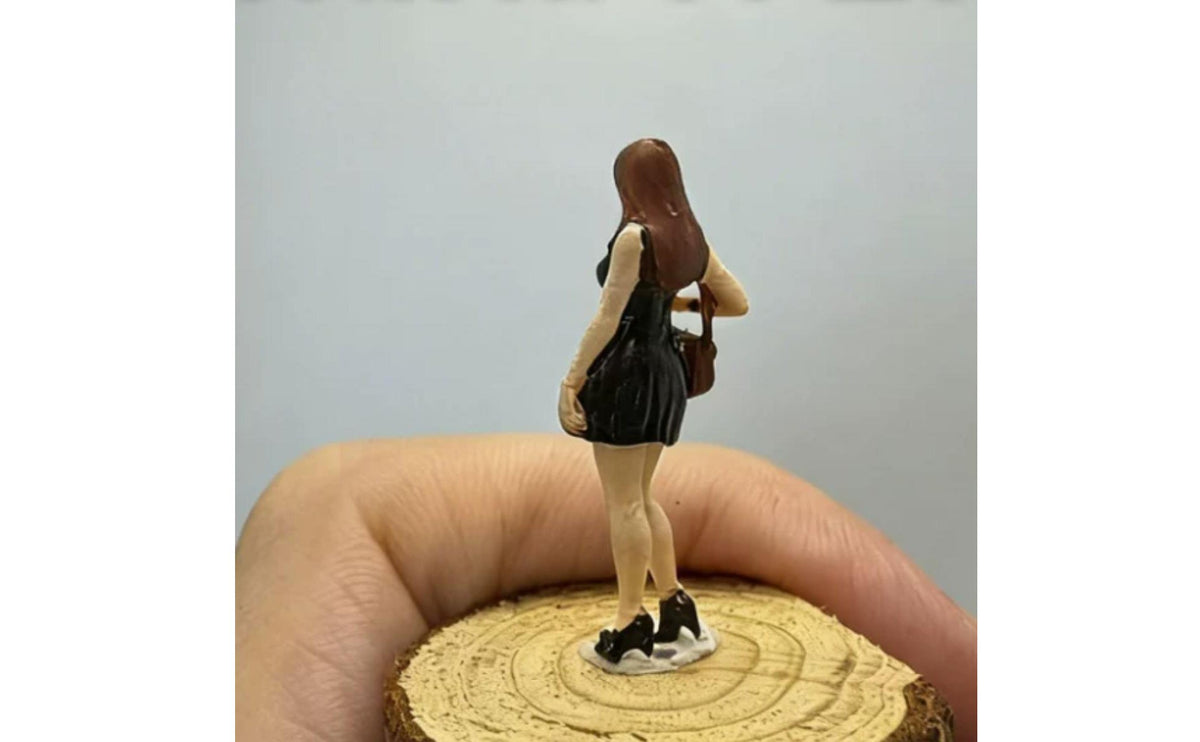 1/64 Hand Painted Resin Figurine Miniature Resin Figurine Realistic Mini Woman Model for Collectors, Hobbyists, Dollhouse Scene