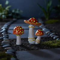 2 Pieces Resin Red Glowing Fungus Decor Weather-Resistant Luminescent Fungus Figurine for Outdoor, Patio
