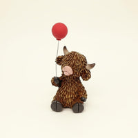 Mother's Day Gift Highland Cow Figurine Hand-Crafted Resin Calf Ornament Cute Creature Design Resin Calf Sculpture Rustic Charm for Mothers, Desktop, Shelf, Nursery, Office