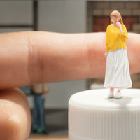 1/64 Miniature Woman Figurine Resin Woman Figurine with Standing Pose Decorative Standing Figure for Collectors, Model Train Layout, Tabletop Display