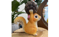 Creative Design Cute Squirrel Garden Ornament Lifelike Details Resin Squirrel Figurine Versatile Decor Outdoor Decoration Weather-Resistant for Gardeners