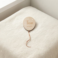 Wooden Milestone Plaque Gender-Neutral Baby Milestone Disc with Ribbon Double-Sided Photo Props Growth Sturdy for Newborns