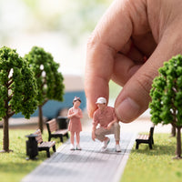2 Pieces Father and Daughter Figurines 1/64 Detailed Miniature People Figurines Colorful Miniature People Figures for Collectors