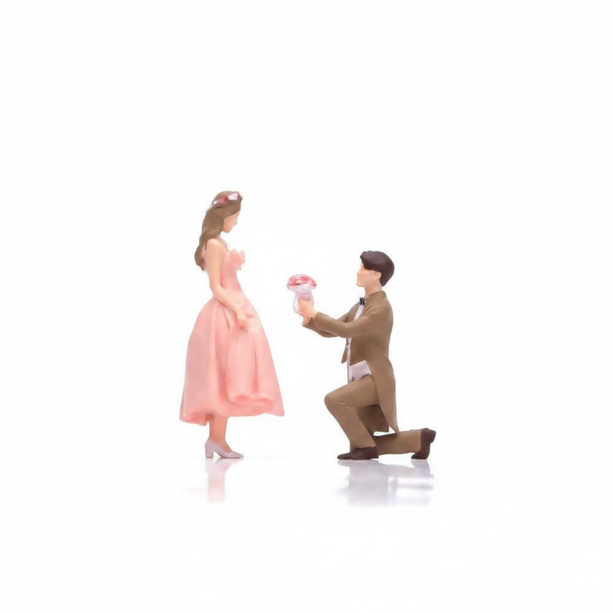 2 Pieces Hand Painted 1/64 Scale Proposal Couple Figurine Detailed Miniature Scene Prop Kneeling Man Proposing Figure Hobby Supply for Model Car Collectors