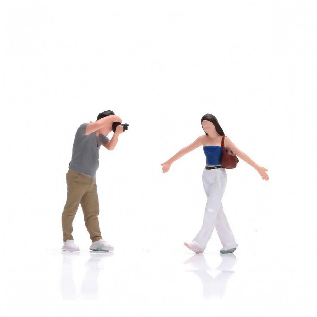2 Pieces Hand-Painted Resin Figures Detailed 1/64 Scale Miniature Figures Realistic 1:64 Scale Figure
