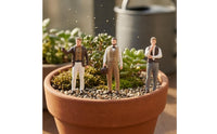 3 Pieces 1:64 Scale Figurine Set Detailed Clothing Hand-Painted Resin Figurines Colored Finish British-Style Miniature Figures