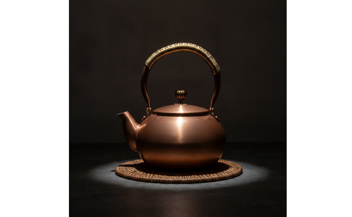 Antique-Style Handmade Teapot Engraved Hammered Copper Tea Kettle Traditional Copper Kettle with Lid for Collectors, Kitchen