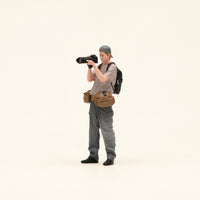 1/18 Miniature Photographer Figure Small Photographer Figure Detailed Camera Holder Figurine for Hobbyists, Collectors, Display Shelf