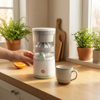 Portable Citrus Juicer Compact Cordless Juicer Cup Built-in Pour Spout