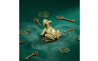 Retro Design Brass Frog Figurine Collectible Mini Frog Figurine Fine Workmanship Tea Pet Hand Polished for Feng Shui Enthusiasts, Collectors, Desktop, Office, Car Dashboard