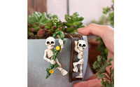 2 Pieces Climbing Skeleton Pot Hanger Gift Idea Skeleton Planter Hanger Hand Painted Cranium Planter for Courtyard