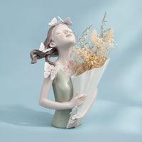 Elegant Floral Maiden Statue Figurine Elegant Girl Statue with Bouquet Tabletop Decorative Sculpture for Homeowners, Bookshelf
