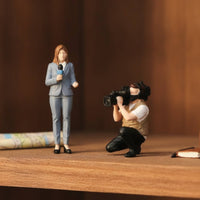 2 Pieces Reporter and Cameraman Figure Set 1/64 Scale Reporter and Cameraman Figures Resin Miniature Figures with Camera for Collectors, Model Display