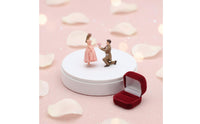 2 Pieces Hand Painted 1/64 Scale Proposal Couple Figurine Detailed Miniature Scene Prop Kneeling Man Proposing Figure Hobby Supply for Model Car Collectors