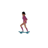 Realistic Intricacy 1/64 Scale Skateboarder Figure Photography Prop Miniature Skateboarder Figurine Hand-Painted Skateboard Girl Figurine Collectible for Hobbyists, Collectors, Dioramas, Sand Tables, Desktop
