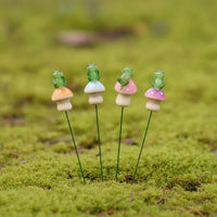 4 Pieces Fungus Stake with Frog Fluorescent Frog Garden Stake Fungus Ornament Whimsical Unique for Gardeners, Fairy Gardens