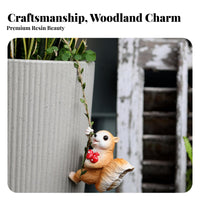 Cute Creature Design Climbing Squirrel Figurine Weather Resistant Hanging Squirrel Statue Weatherproof for Gardeners, Patio, Balcony, Fence