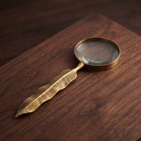 Enlarging Glass with Feather Handle Vintage-Themed Easy to Use Handheld Enlarging Glass for Collectors, Readers