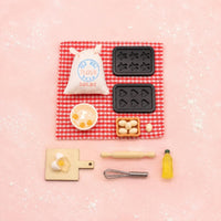 Molded Details Miniature Dollhouse Kitchen Accessory Set Printed Decoration 1/12 Scale Dollhouse Baking Set Cloth Toy-Like Miniature Props Checkered