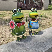 Frog Lawn Ornament Whimsical Iron Frog Yard Art Eye-Catching Design Outdoor Decoration for Gardeners, Balcony, Patio, Flower Bed