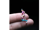 Realistic Intricacy 1/64 Scale Skateboarder Figure Photography Prop Miniature Skateboarder Figurine Hand-Painted Skateboard Girl Figurine Collectible for Hobbyists, Collectors, Dioramas, Sand Tables, Desktop