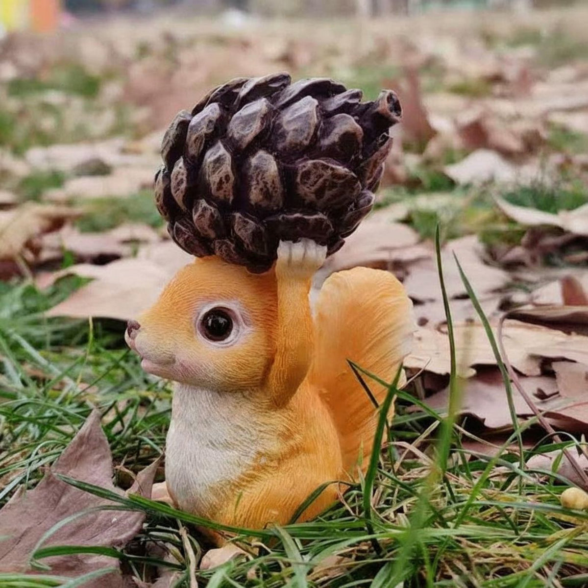Creative Design Cute Squirrel Garden Ornament Lifelike Details Resin Squirrel Figurine Versatile Decor Outdoor Decoration Weather-Resistant for Gardeners