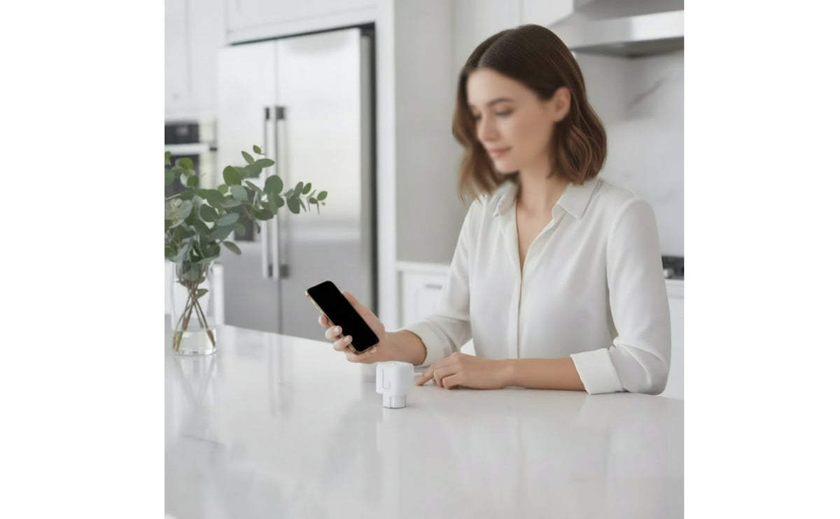 Compact Smart Plug with Power Monitoring Glossy WiFi Plug with Push Button Stable Connectivity Outlet for Homeowners