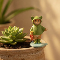 Cat Figurine with Raincoat Compact Cat Figurine with Umbrella Cute Kitten Statue for Desk, Bookshelf, Office