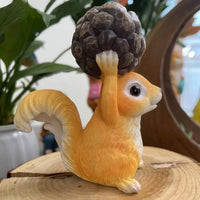 Creative Design Cute Squirrel Garden Ornament Lifelike Details Resin Squirrel Figurine Versatile Decor Outdoor Decoration Weather-Resistant for Gardeners