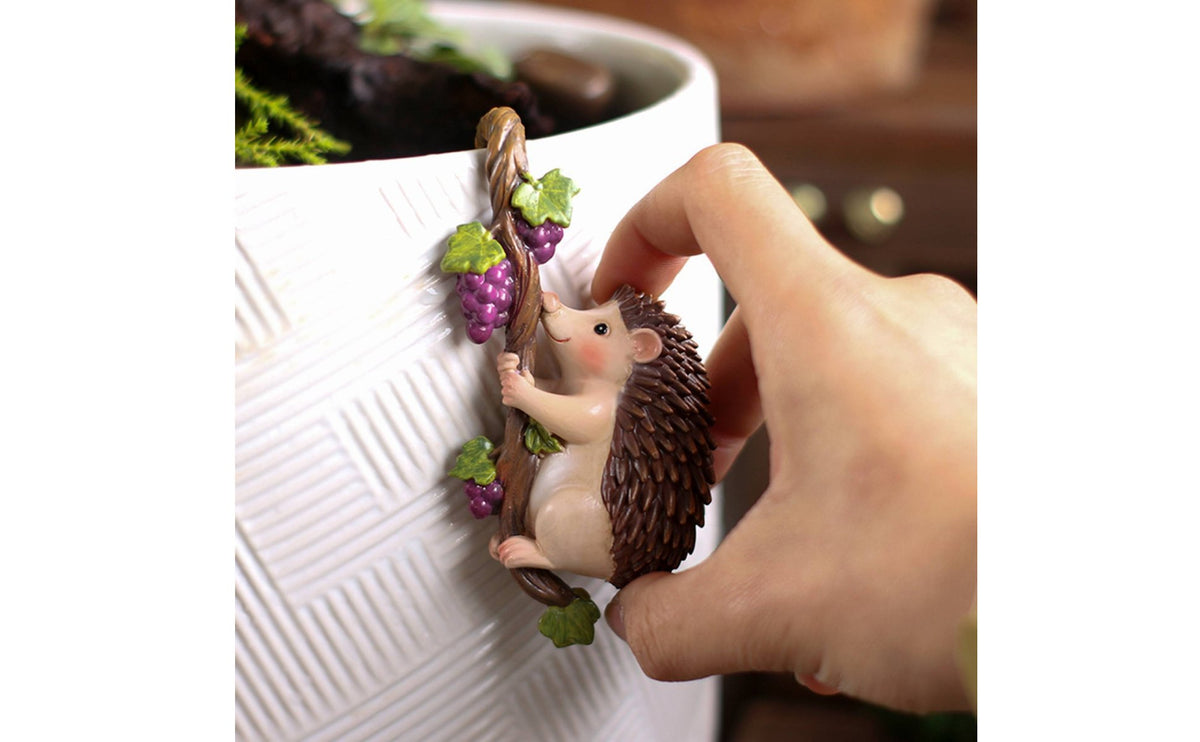 Hedgehog Figurine Pot Climber Cartoon Hanging Hedgehog Sculpture Creative Design Planter Decoration for Gardeners, Balcony, Patio