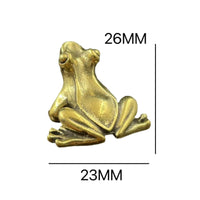 Retro Design Brass Frog Figurine Collectible Mini Frog Figurine Fine Workmanship Tea Pet Hand Polished for Feng Shui Enthusiasts, Collectors, Desktop, Office, Car Dashboard