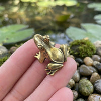 Retro Design Brass Frog Figurine Collectible Mini Frog Figurine Fine Workmanship Tea Pet Hand Polished for Feng Shui Enthusiasts, Collectors, Desktop, Office, Car Dashboard
